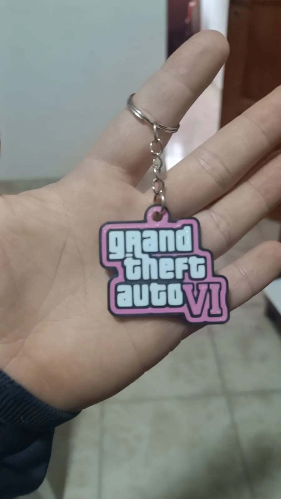 Gros plan d’un porte-clés GTA VI