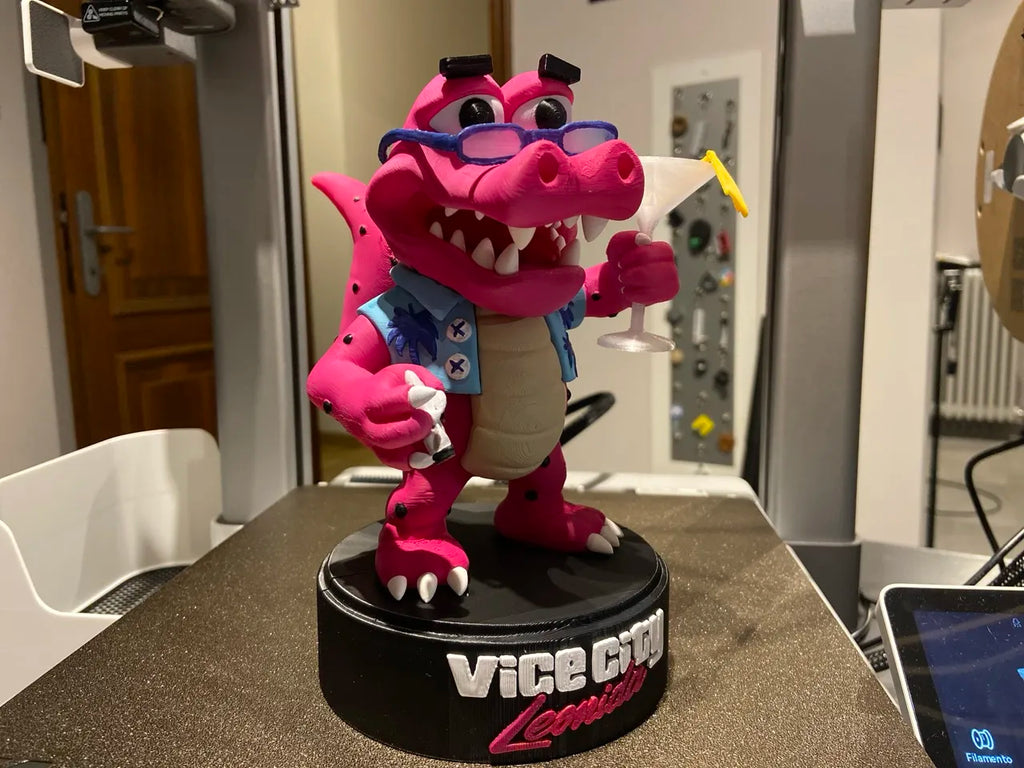 Figurine Macca GTA VI sur son socle Vice City, photo en situation