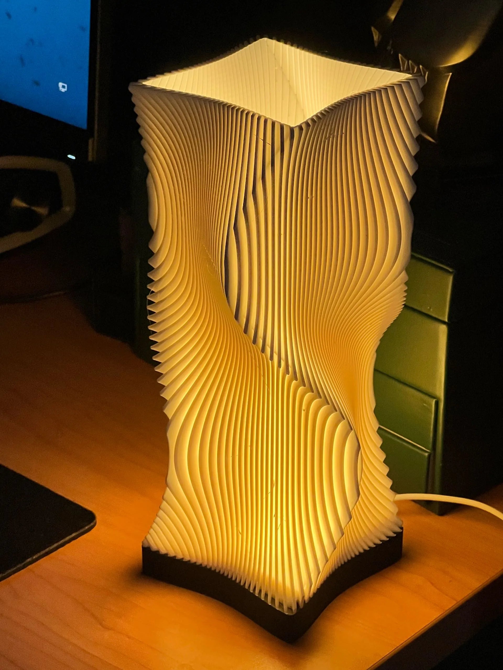 🌊 WaveGlow — Lampe paramétrique design 3D
