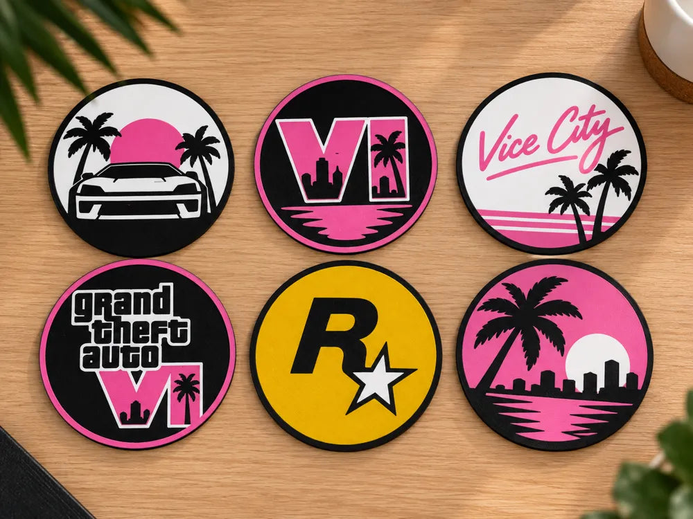 Les six dessous-de-verre GTA VI aux motifs Vice City disposés sur une table