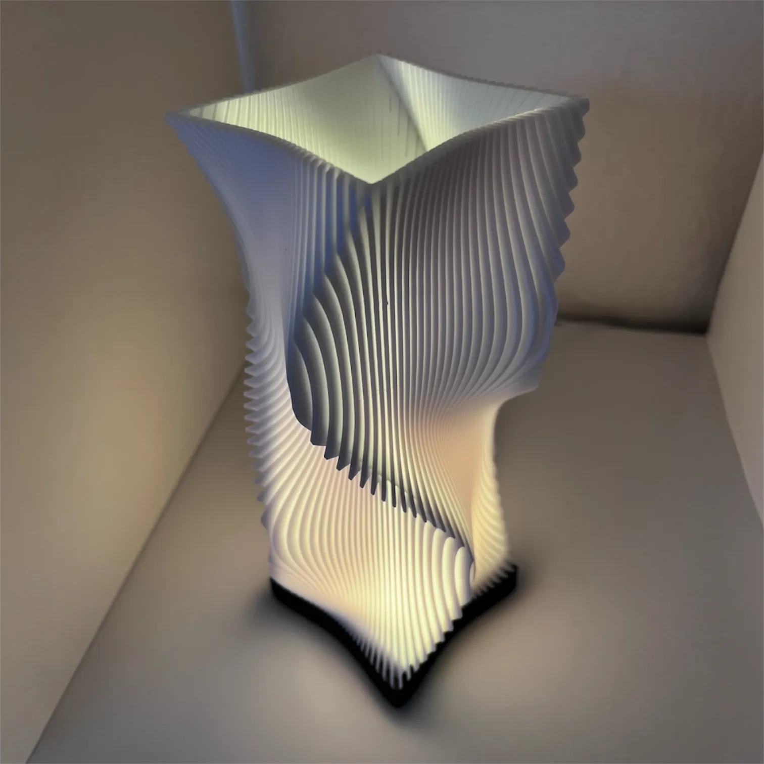 🌊 WaveGlow — Lampe paramétrique design 3D