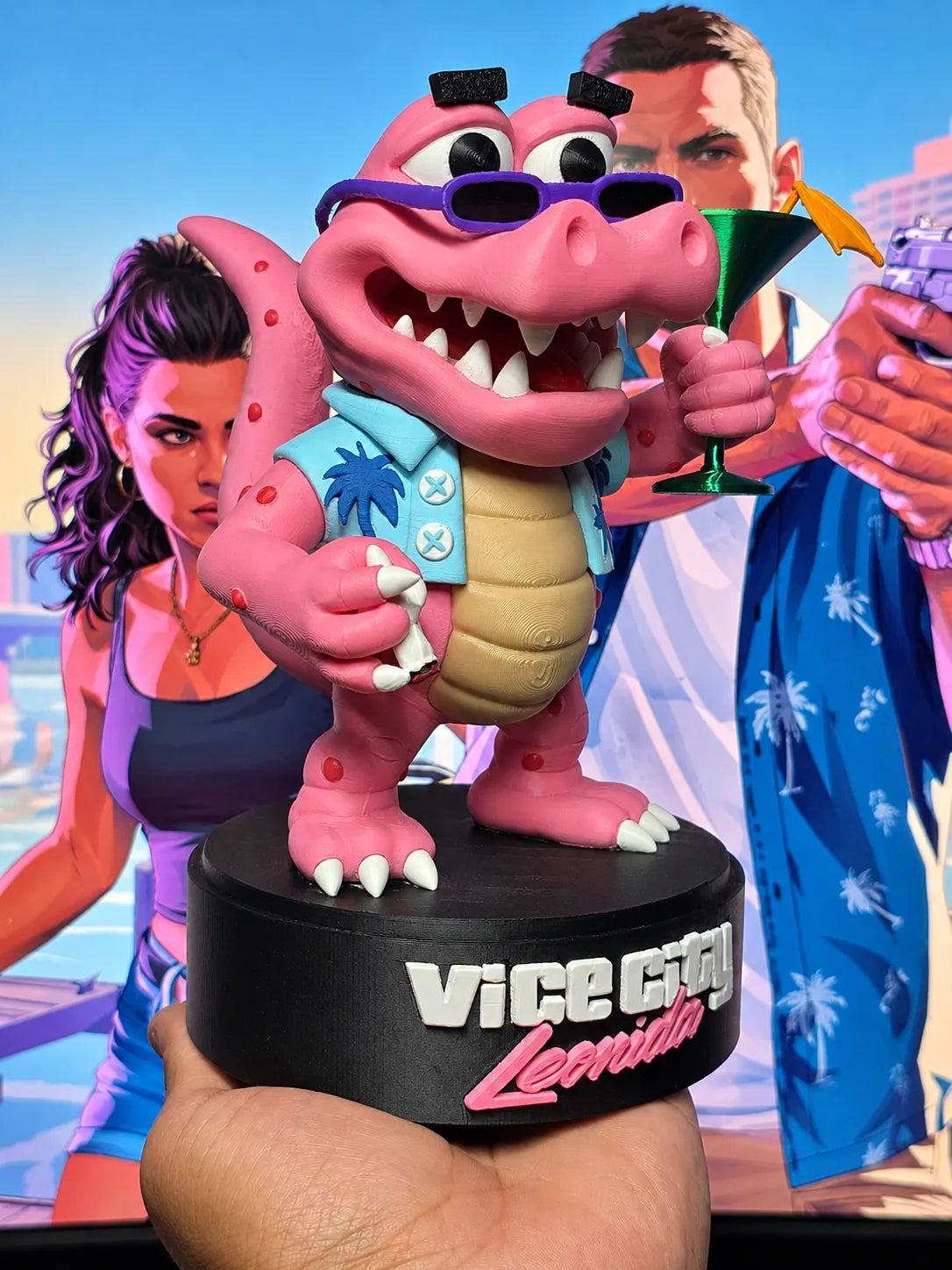 Figurine Macca GTA VI présentée avec un décor Vice City