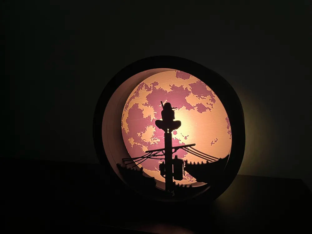 🥷 Light Box LED Itachi Uchiha – Naruto 🖤