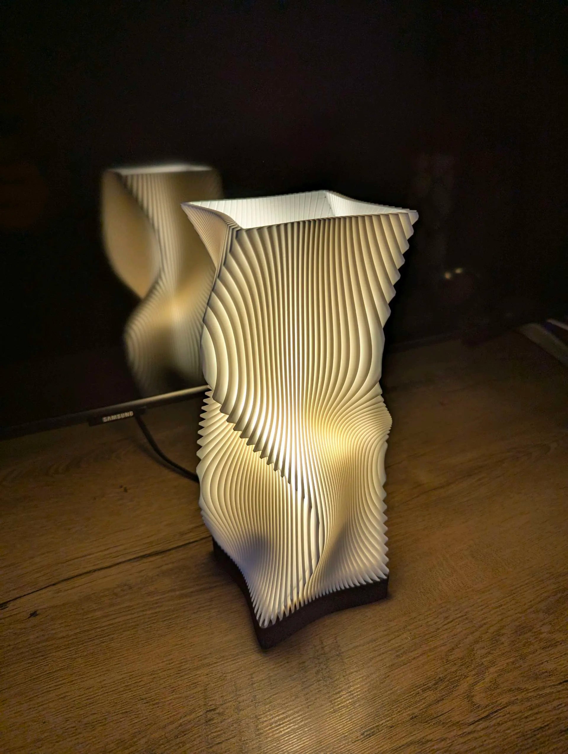 🌊 WaveGlow — Lampe paramétrique design 3D