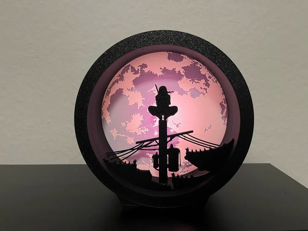 🥷 Light Box LED Itachi Uchiha – Naruto 🖤