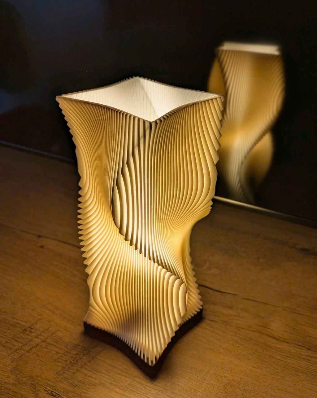 🌊 WaveGlow — Lampe paramétrique design 3D