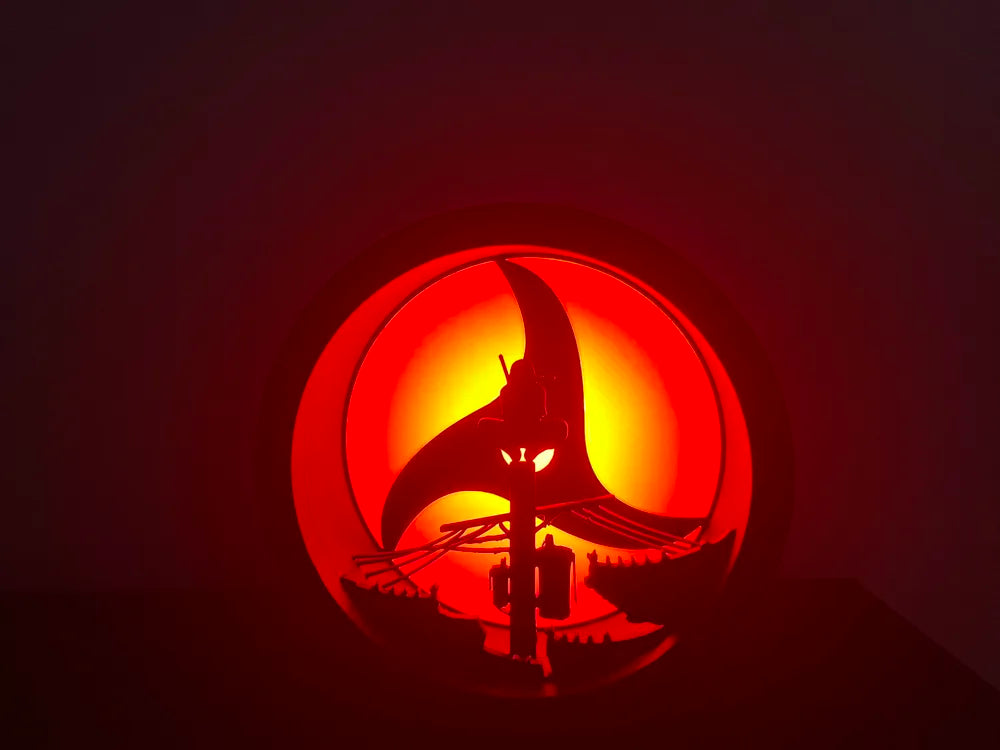 🥷 Light Box LED Itachi Uchiha – Naruto 🖤
