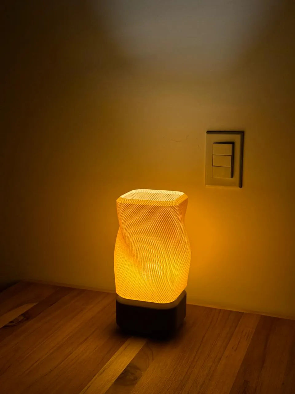🧺 Lampe Torsadée Osier — Abat-jour texturé design 3D