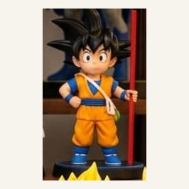 Figurine Goku enfant – tenue orange – détail de la photo originale