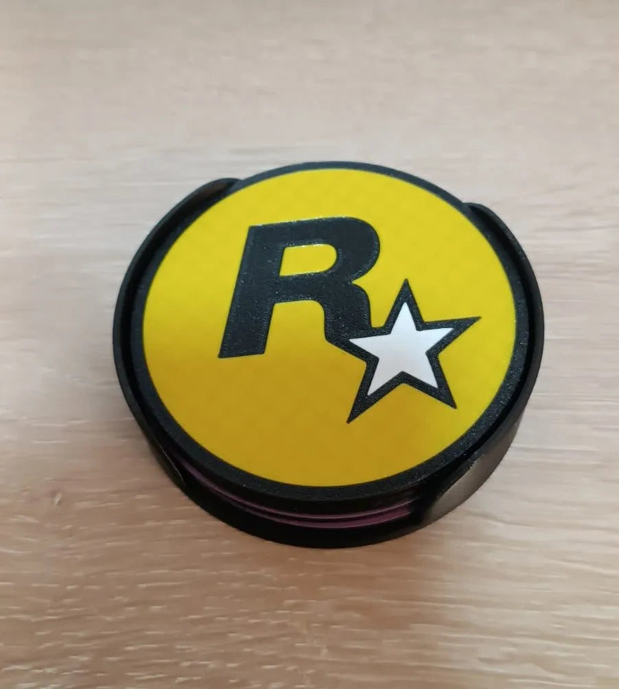 Dessous de verre GTA VI empilés dans leur support, motif Rockstar