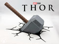 Marteau de Thor mural avec effet fissures — visuel du créateur Stag 3D